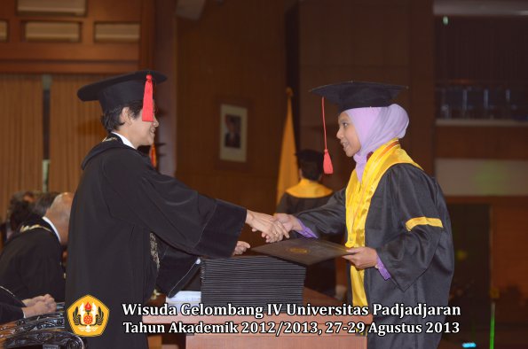 wisuda-unpad-gel-iv-ta-2012_2013-fakultas-hukum-oleh-dekan-116