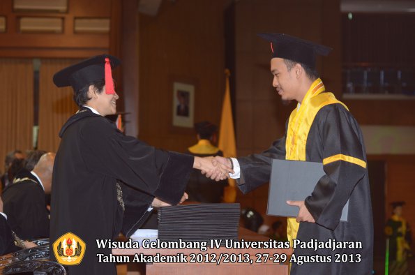 wisuda-unpad-gel-iv-ta-2012_2013-fakultas-hukum-oleh-dekan-118