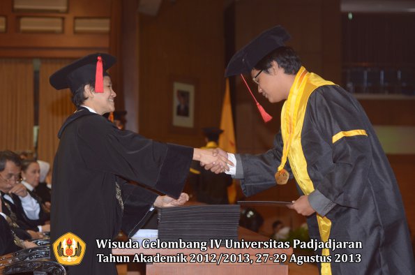 wisuda-unpad-gel-iv-ta-2012_2013-fakultas-hukum-oleh-dekan-119