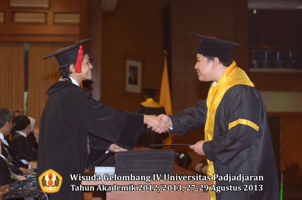 wisuda-unpad-gel-iv-ta-2012_2013-fakultas-hukum-oleh-dekan-120