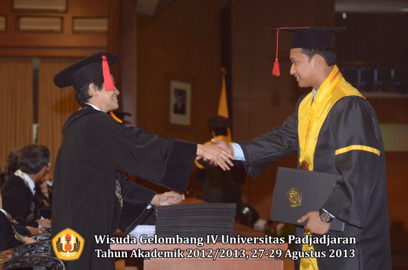 wisuda-unpad-gel-iv-ta-2012_2013-fakultas-hukum-oleh-dekan-121