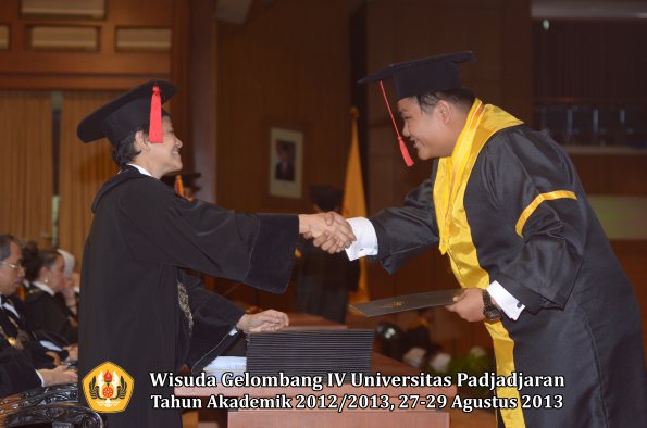 wisuda-unpad-gel-iv-ta-2012_2013-fakultas-hukum-oleh-dekan-125