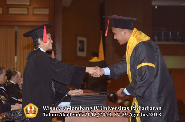 wisuda-unpad-gel-iv-ta-2012_2013-fakultas-hukum-oleh-dekan-126