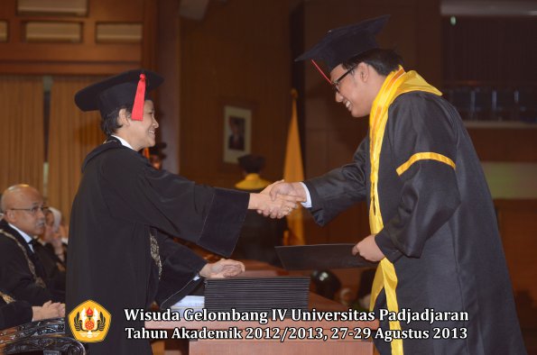 wisuda-unpad-gel-iv-ta-2012_2013-fakultas-hukum-oleh-dekan-127