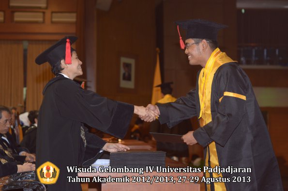 wisuda-unpad-gel-iv-ta-2012_2013-fakultas-hukum-oleh-dekan-130