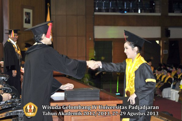 wisuda-unpad-gel-iv-ta-2012_2013-fakultas-hukum-oleh-dekan-131