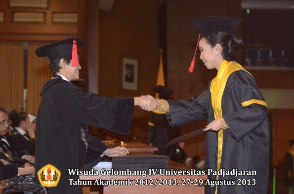 wisuda-unpad-gel-iv-ta-2012_2013-fakultas-hukum-oleh-dekan-132