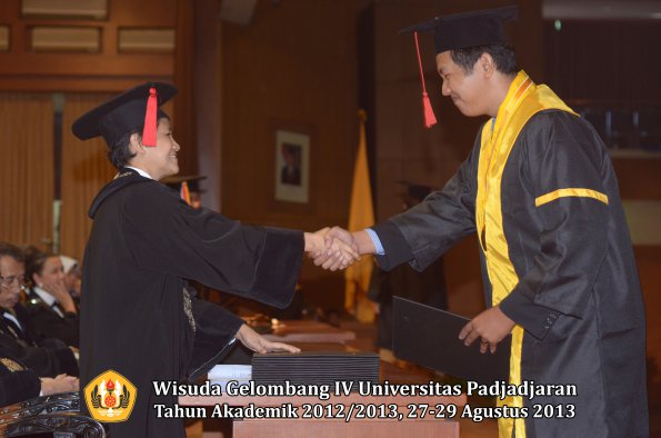 wisuda-unpad-gel-iv-ta-2012_2013-fakultas-hukum-oleh-dekan-133