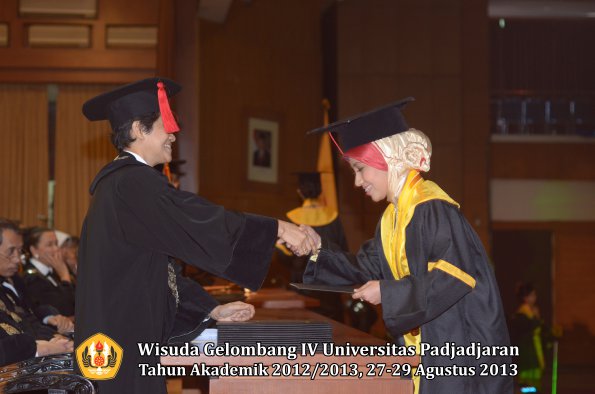 wisuda-unpad-gel-iv-ta-2012_2013-fakultas-hukum-oleh-dekan-135