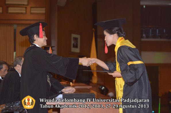 wisuda-unpad-gel-iv-ta-2012_2013-fakultas-hukum-oleh-dekan-137