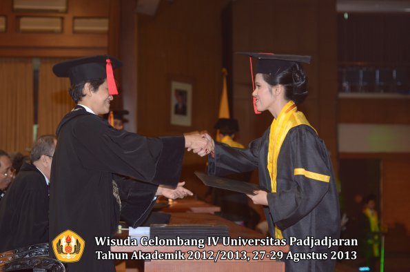 wisuda-unpad-gel-iv-ta-2012_2013-fakultas-hukum-oleh-dekan-138