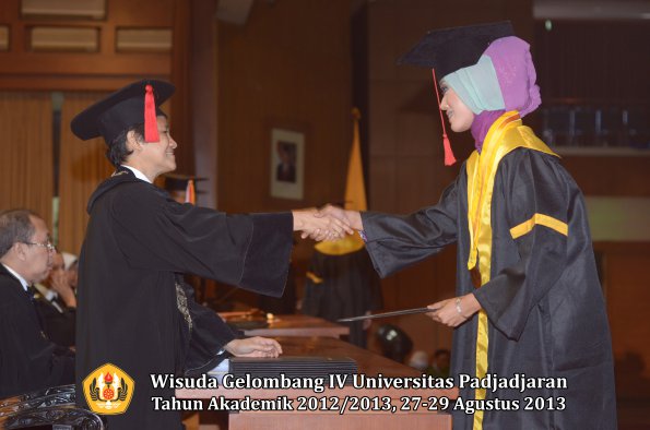 wisuda-unpad-gel-iv-ta-2012_2013-fakultas-hukum-oleh-dekan-139