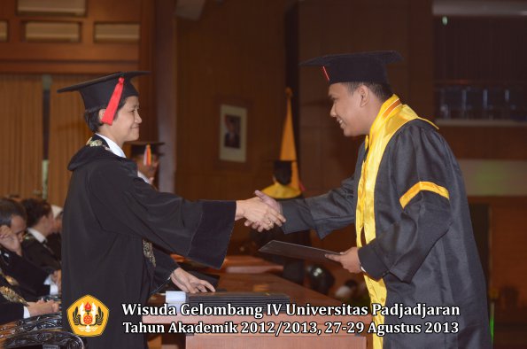 wisuda-unpad-gel-iv-ta-2012_2013-fakultas-hukum-oleh-dekan-141