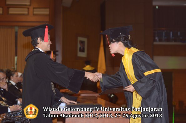 wisuda-unpad-gel-iv-ta-2012_2013-fakultas-hukum-oleh-dekan-142