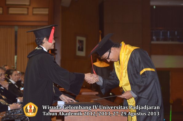 wisuda-unpad-gel-iv-ta-2012_2013-fakultas-hukum-oleh-dekan-143