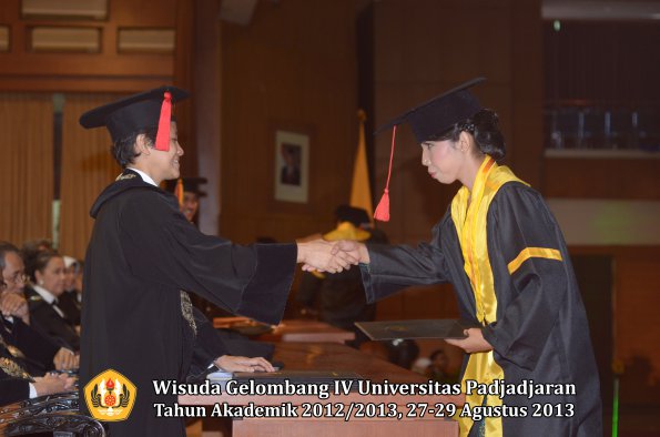 wisuda-unpad-gel-iv-ta-2012_2013-fakultas-hukum-oleh-dekan-144