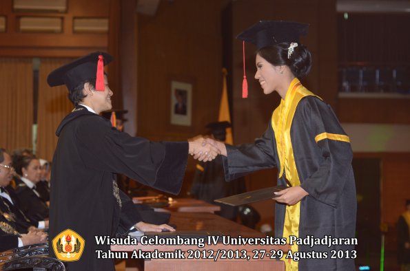 wisuda-unpad-gel-iv-ta-2012_2013-fakultas-hukum-oleh-dekan-145