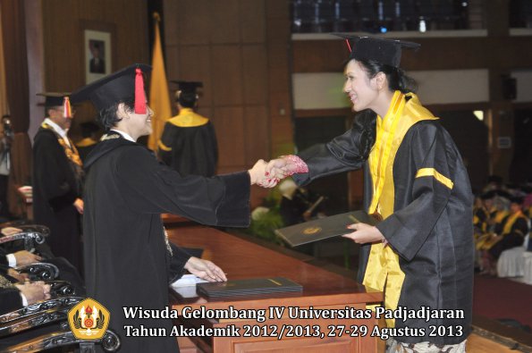 wisuda-unpad-gel-iv-ta-2012_2013-fakultas-hukum-oleh-dekan-146