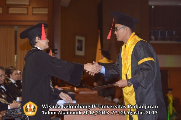 wisuda-unpad-gel-iv-ta-2012_2013-fakultas-hukum-oleh-dekan-147