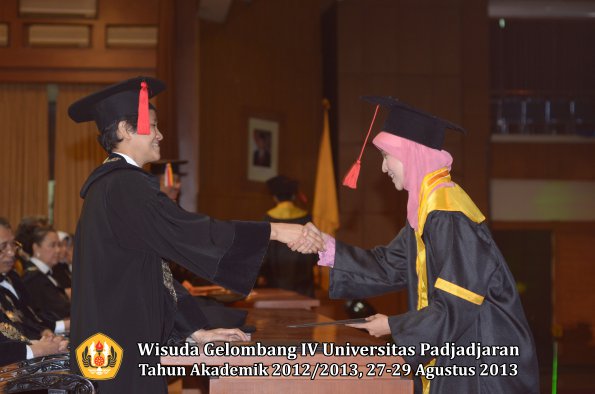 wisuda-unpad-gel-iv-ta-2012_2013-fakultas-hukum-oleh-dekan-148