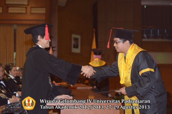 wisuda-unpad-gel-iv-ta-2012_2013-fakultas-hukum-oleh-dekan-149