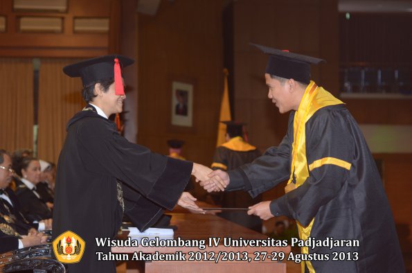 wisuda-unpad-gel-iv-ta-2012_2013-fakultas-hukum-oleh-dekan-150