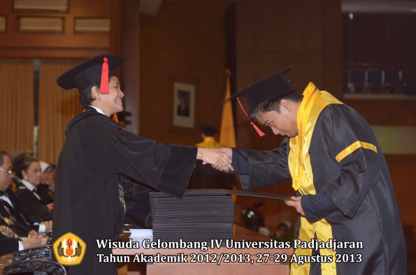 wisuda-unpad-gel-iv-ta-2012_2013-fakultas-hukum-oleh-dekan-151