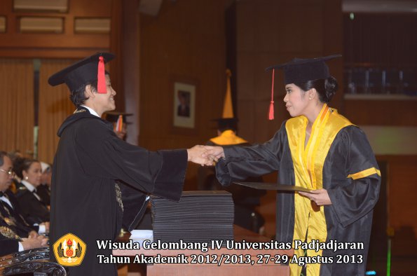 wisuda-unpad-gel-iv-ta-2012_2013-fakultas-hukum-oleh-dekan-152