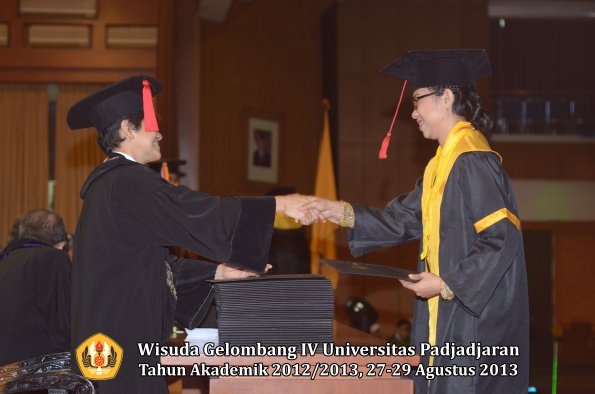 wisuda-unpad-gel-iv-ta-2012_2013-fakultas-hukum-oleh-dekan-153