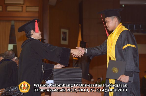 wisuda-unpad-gel-iv-ta-2012_2013-fakultas-hukum-oleh-dekan-154