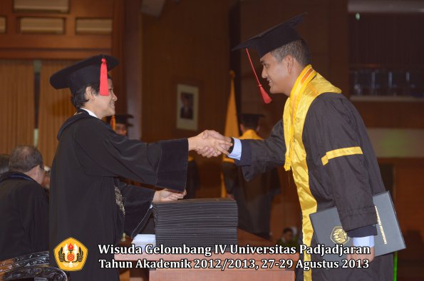 wisuda-unpad-gel-iv-ta-2012_2013-fakultas-hukum-oleh-dekan-155