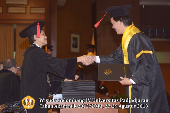 wisuda-unpad-gel-iv-ta-2012_2013-fakultas-hukum-oleh-dekan-156