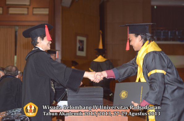 wisuda-unpad-gel-iv-ta-2012_2013-fakultas-hukum-oleh-dekan-157