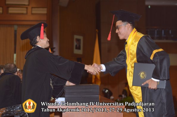 wisuda-unpad-gel-iv-ta-2012_2013-fakultas-hukum-oleh-dekan-158