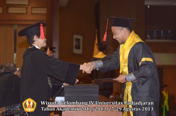 wisuda-unpad-gel-iv-ta-2012_2013-fakultas-hukum-oleh-dekan-159