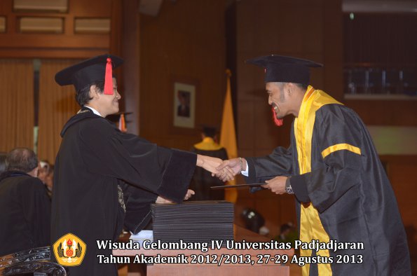 wisuda-unpad-gel-iv-ta-2012_2013-fakultas-hukum-oleh-dekan-160