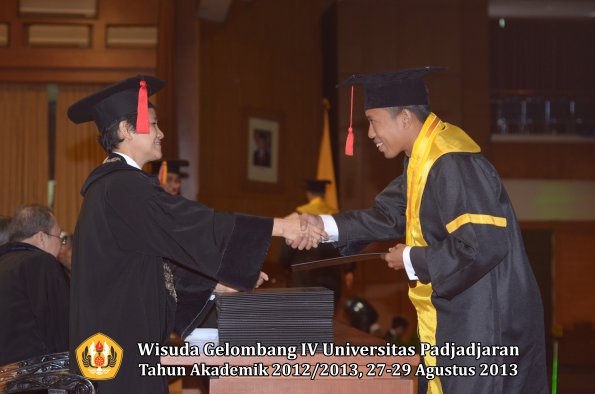 wisuda-unpad-gel-iv-ta-2012_2013-fakultas-hukum-oleh-dekan-161