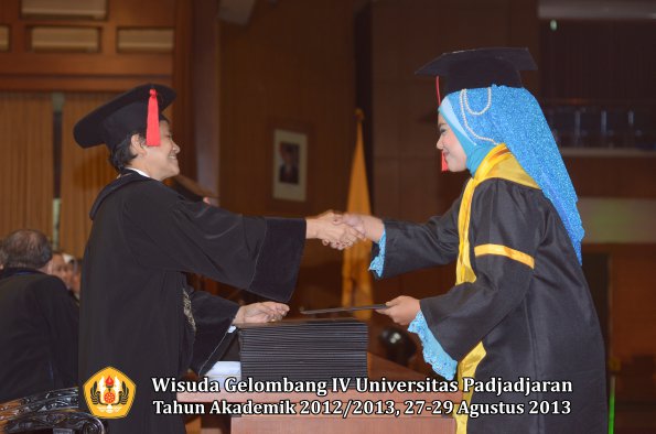 wisuda-unpad-gel-iv-ta-2012_2013-fakultas-hukum-oleh-dekan-162