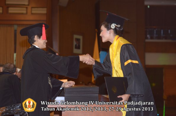 wisuda-unpad-gel-iv-ta-2012_2013-fakultas-hukum-oleh-dekan-163