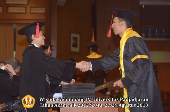 wisuda-unpad-gel-iv-ta-2012_2013-fakultas-hukum-oleh-dekan-164