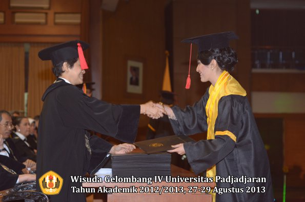 wisuda-unpad-gel-iv-ta-2012_2013-fakultas-hukum-oleh-dekan-166