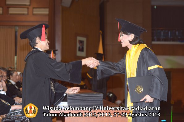 wisuda-unpad-gel-iv-ta-2012_2013-fakultas-hukum-oleh-dekan-167