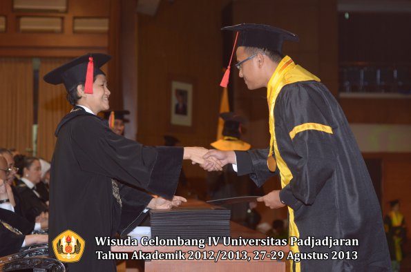 wisuda-unpad-gel-iv-ta-2012_2013-fakultas-hukum-oleh-dekan-168