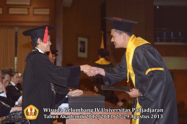 wisuda-unpad-gel-iv-ta-2012_2013-fakultas-hukum-oleh-dekan-169