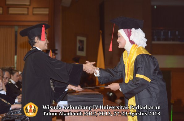 wisuda-unpad-gel-iv-ta-2012_2013-fakultas-hukum-oleh-dekan-170