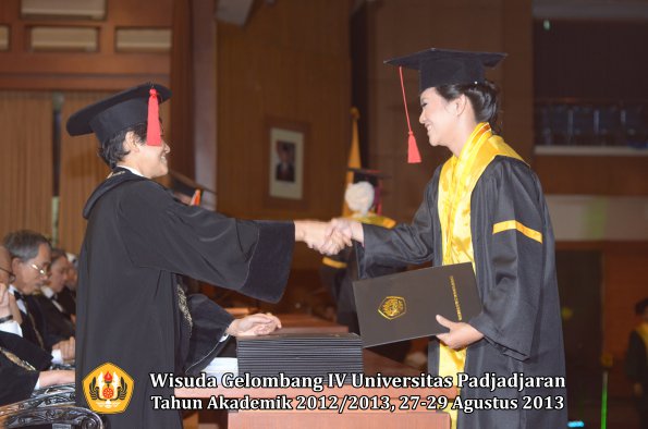 wisuda-unpad-gel-iv-ta-2012_2013-fakultas-hukum-oleh-dekan-171