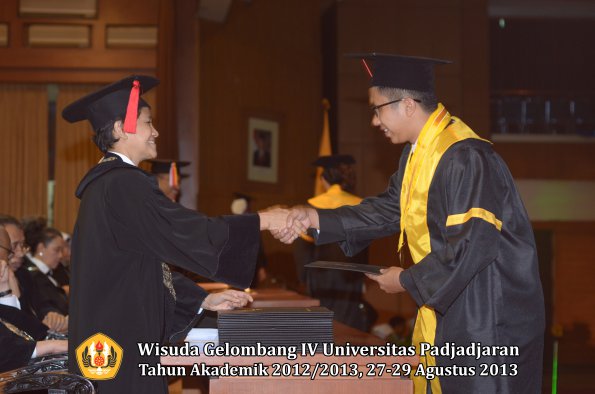 wisuda-unpad-gel-iv-ta-2012_2013-fakultas-hukum-oleh-dekan-172