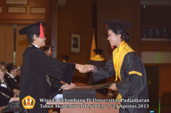 wisuda-unpad-gel-iv-ta-2012_2013-fakultas-hukum-oleh-dekan-173