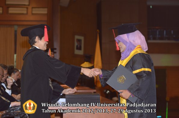 wisuda-unpad-gel-iv-ta-2012_2013-fakultas-hukum-oleh-dekan-174