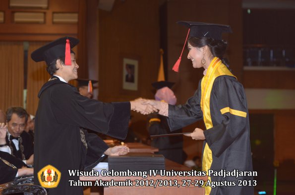 wisuda-unpad-gel-iv-ta-2012_2013-fakultas-hukum-oleh-dekan-175